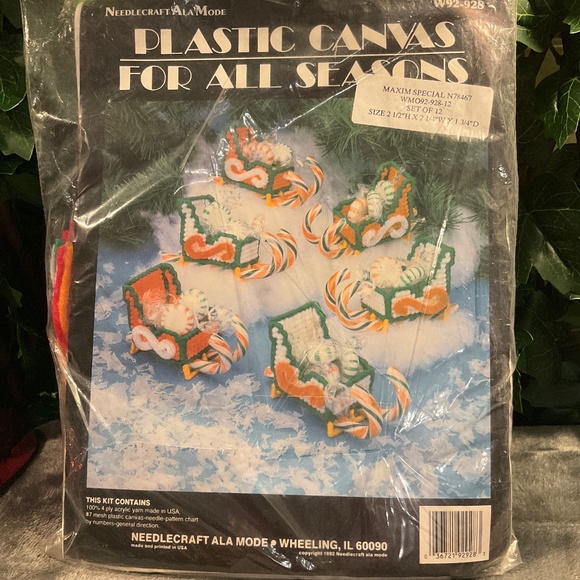 New Vintage Plastic Canvas Sleigh Kit No W92-928 - Picture 1 of 5